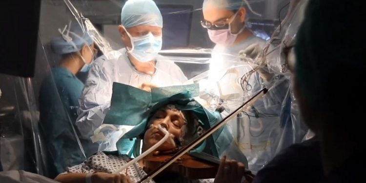Woman plays violin while surgeons remove tumour from her brain