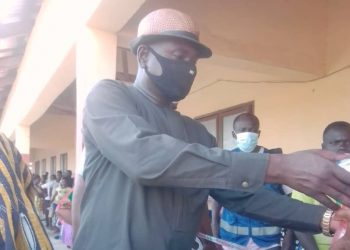 Prof. Kalomonia visits registration centres.