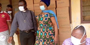 Covid-19: Bole DCE distributes PPE to groups.