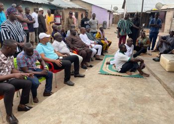 Former President John Dramani Mahama donates to Offinso- Aboffuor road accident victims.