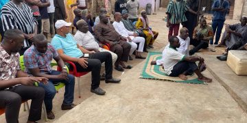 Former President John Dramani Mahama donates to Offinso- Aboffuor road accident victims.