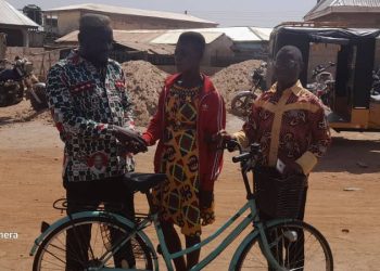 MP gifts a JHS pupil a bicycle who treks 7 kilometers to school.