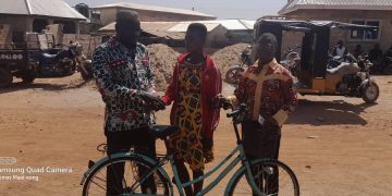 MP gifts a JHS pupil a bicycle who treks 7 kilometers to school.