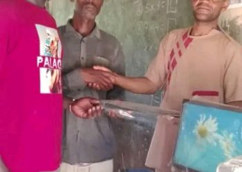 Jentige basic school receives desktop computer from Assemblyman.