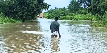 Residents of Bale stranded at river bank, calls for immediate reconstruction of bridge.