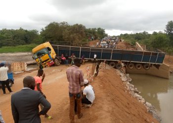 Doli bridge blocked by an articulated truck.