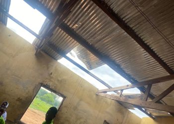 Maluwe: school children stranded as rainstorm rips off roof of classroom block.