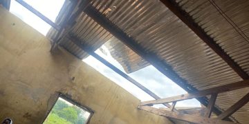 Maluwe: school children stranded as rainstorm rips off roof of classroom block.