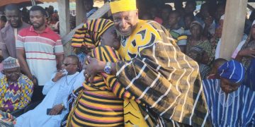 Professor Kalomonia mobbed by chiefs, queen mothers and youth of Daboya at Wasipewura Damba festival.