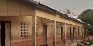 Konkrompe: Violent rainstorm rips off basic school roof, other structures.