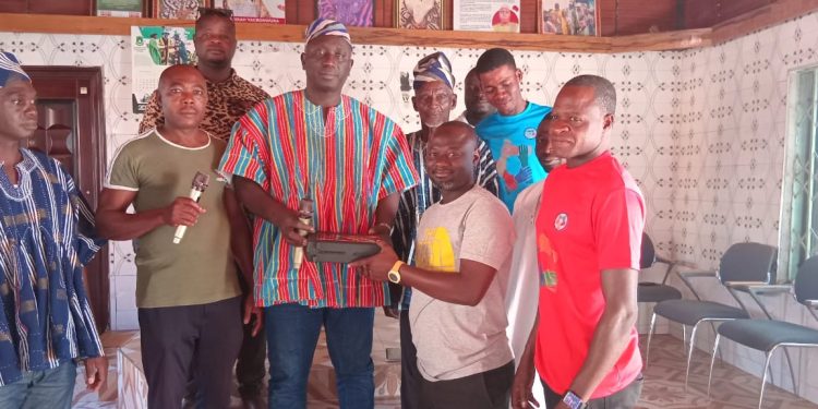 Presiding Member for Sawla -Tuna Kalba District Assembly Donates Public Address System To Sawlawura Palace.