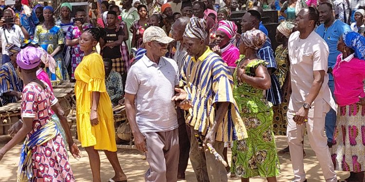 Wa West Lawmaker Feasts with Constituents On Picnic Day.