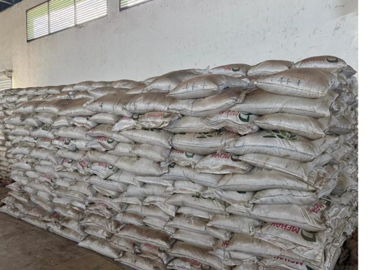Sawla -Tuna- Kalba NDC Executives Distributes 1,080 bags of fertilizer to branch executives.